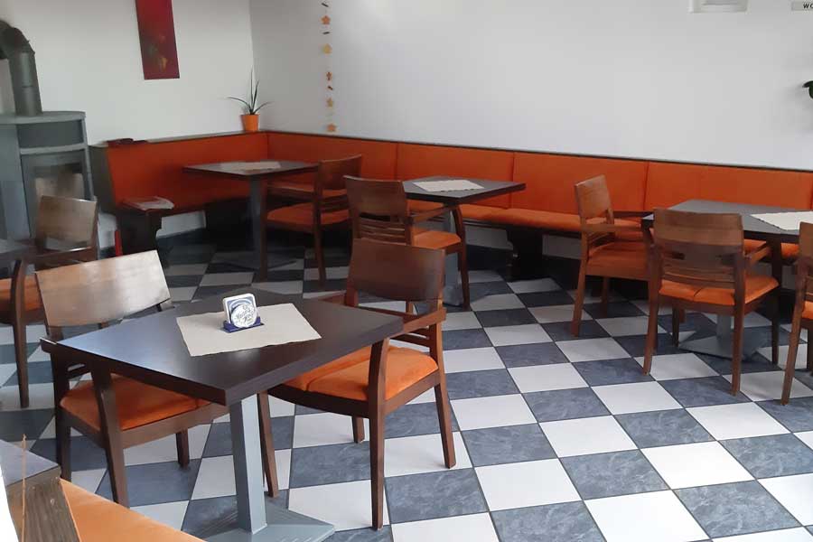 Innenbereich Piris Platzerl, 5 Tische mit Sesseln
