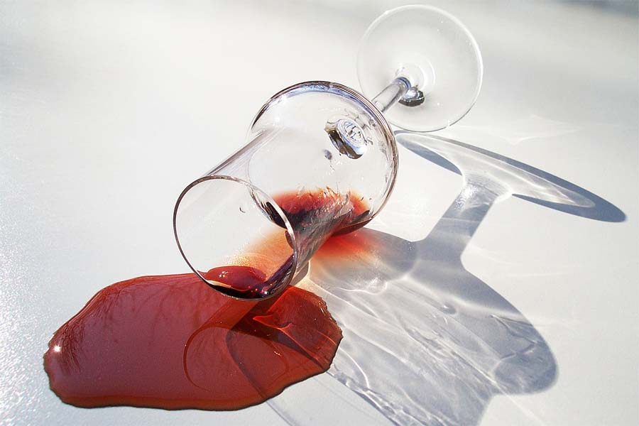 Rotweinlikoer mit Glas