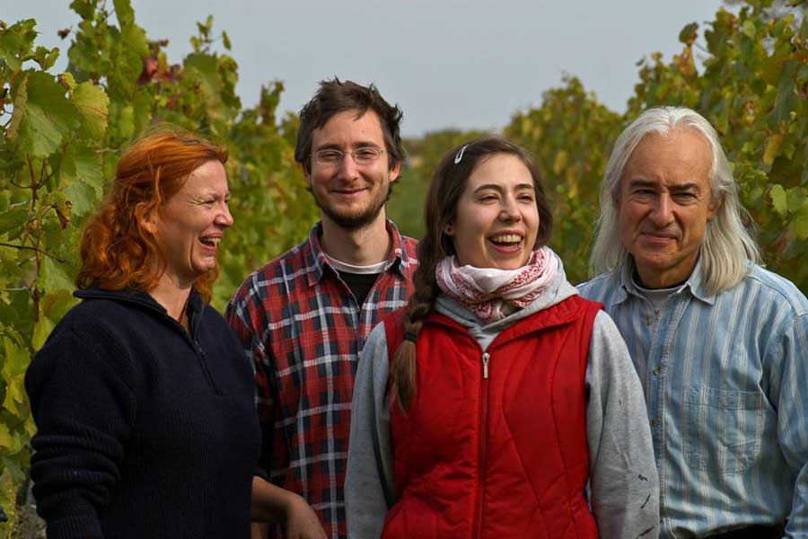 Familie steht im Weingarten