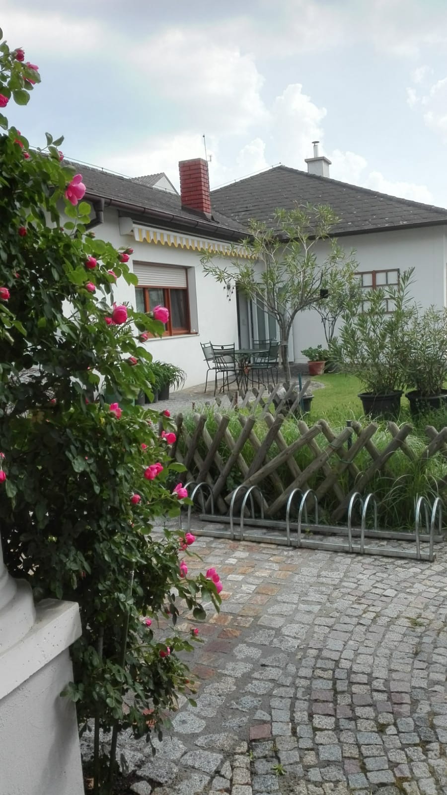 Garten mit Fahrradabstellplatz