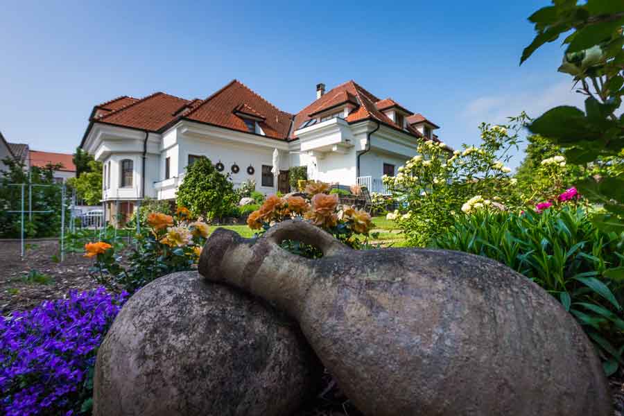 Gartenansicht mit Blumen und Dekoration